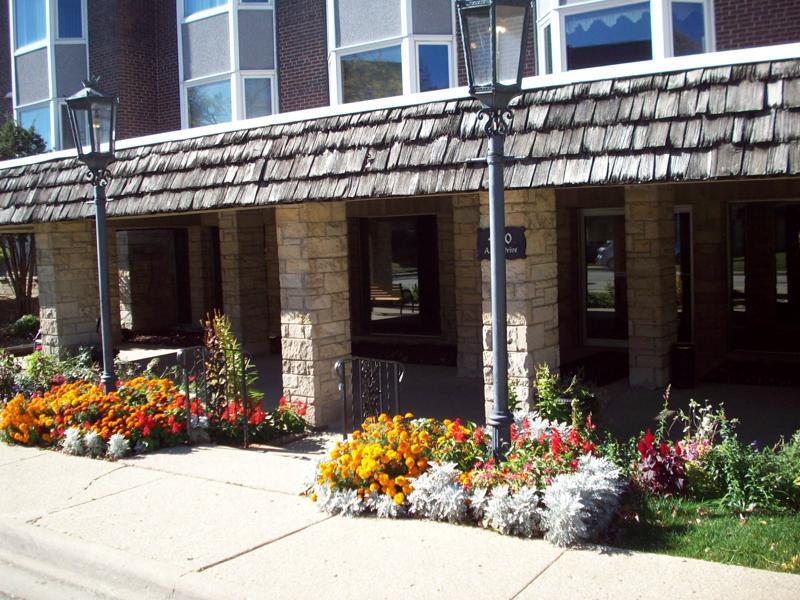 Building Photo - 400 Ascot Dr