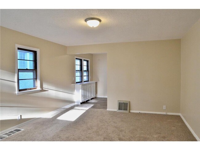 Building Photo - Large 1 bedroom side by side - Section 8 a...