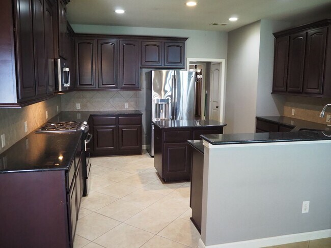 Building Photo - 28607 Green Hedge Dr