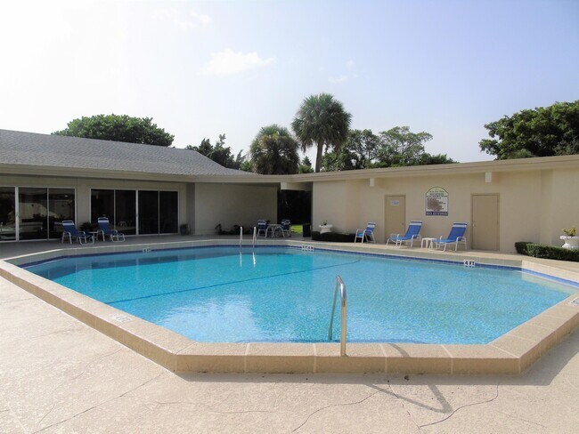 Building Photo - 309 Circle Dr S