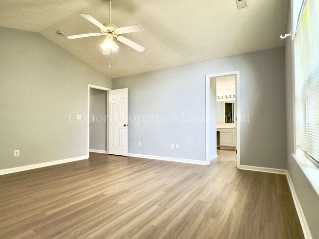 Building Photo - 3BR/2FB.$2300 per month