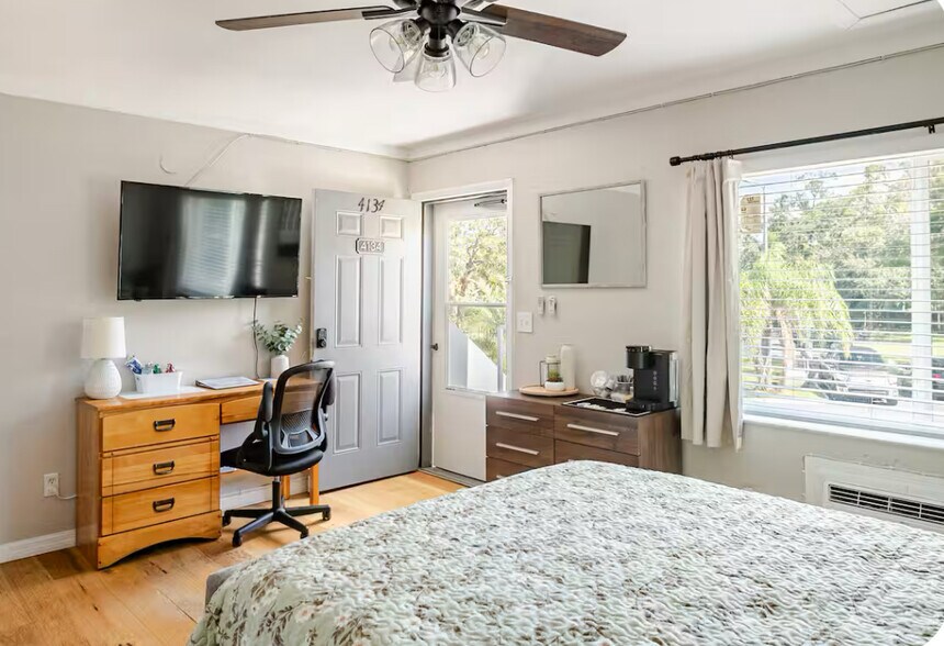 Building Photo - 4134 Dolphin Dr