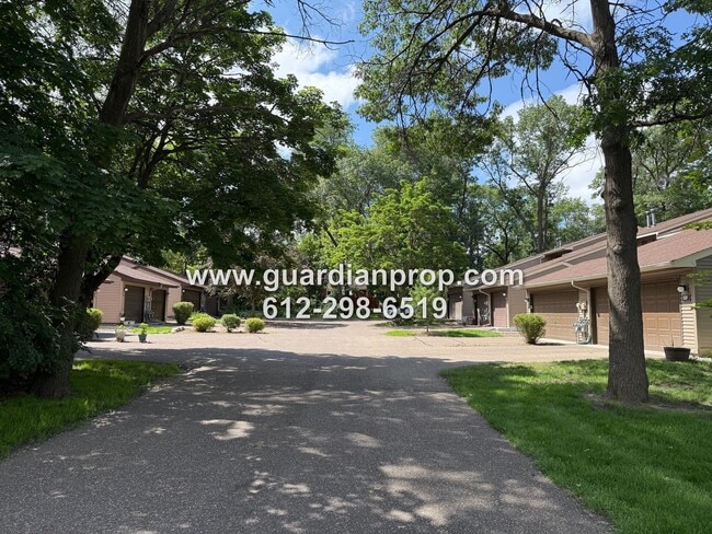 Building Photo - One Level End Unit Townhouse Available Now...
