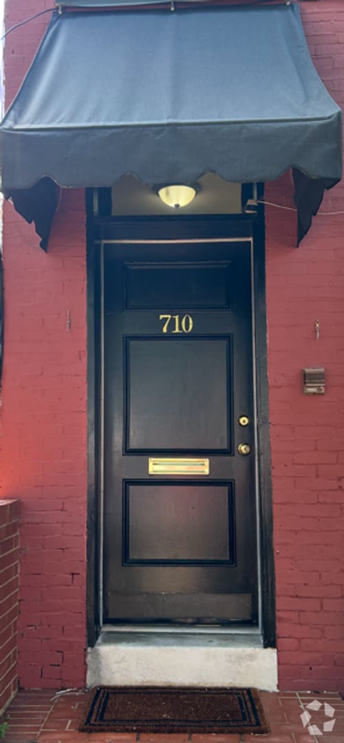 Building Photo - 708 N Van Buren St