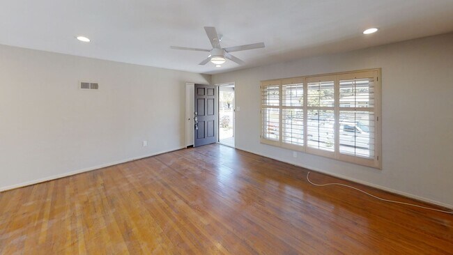 Building Photo - 5121-5123 E Falls View Dr