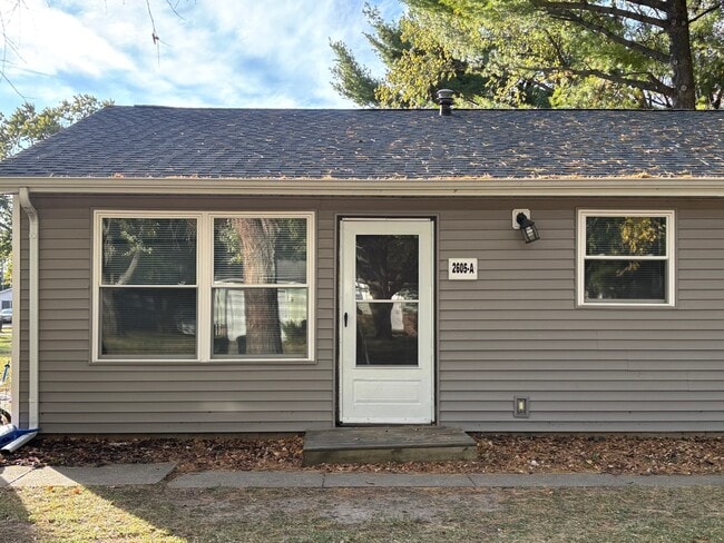 Building Photo - 2605 Roland Dr