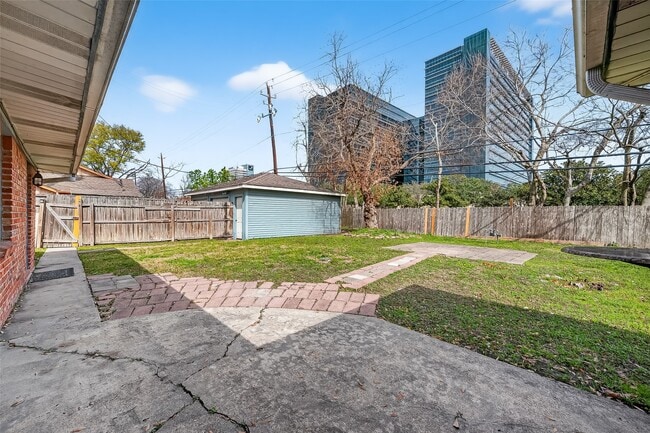 Building Photo - 2319 Blue Willow Dr