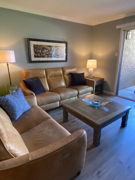 Comfy leather reclining sofas - 8256 E Arabian Trl
