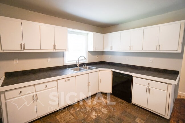 Building Photo - 1209 Lynn Acres Dr