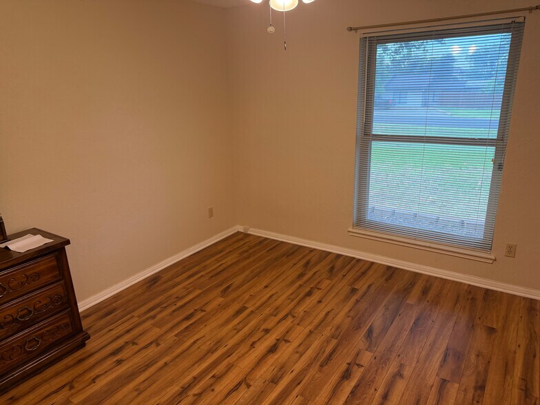 Building Photo - Room in House on Magic Hill Dr