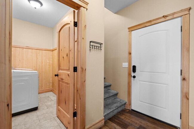 Building Photo - 2612 Eastview Dr