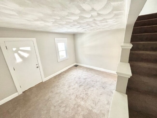 Building Photo - 874 Vankirk St