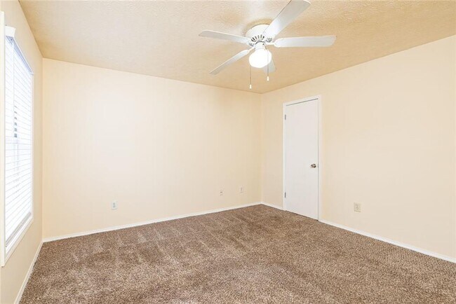 Building Photo - 910 Augusta Dr