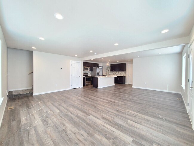Building Photo - $2,350- 3 Bed / 2 Bath Beautiful Newer Bui...