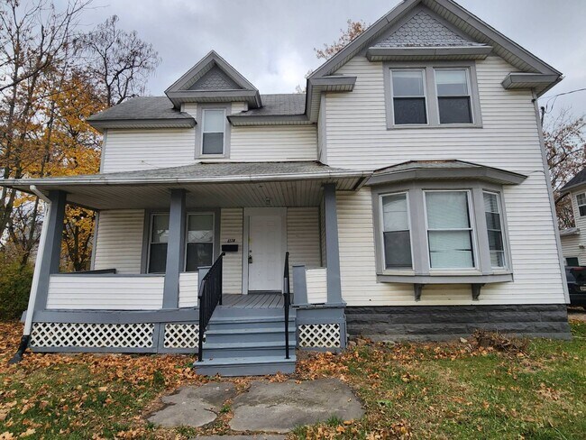 Building Photo - Charming 4-Bedroom Property in Prime Location (SECTION 8 VOUCHERS ACCEPTED)