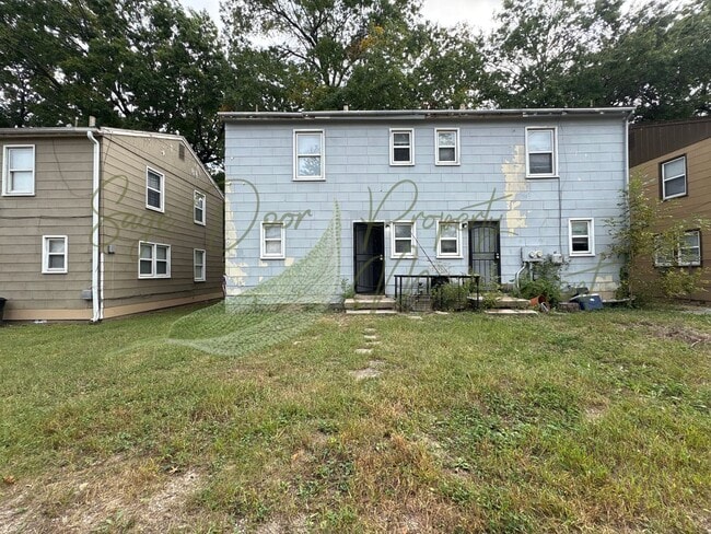 Building Photo - INDEPENDENCE DUPLEX!!!