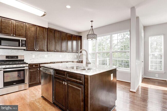 Building Photo - 21264 Victorias Cross Terrace