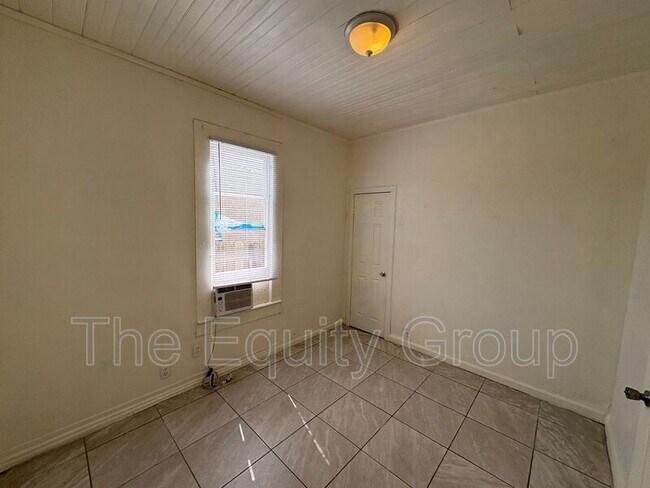 Building Photo - 326 S L St