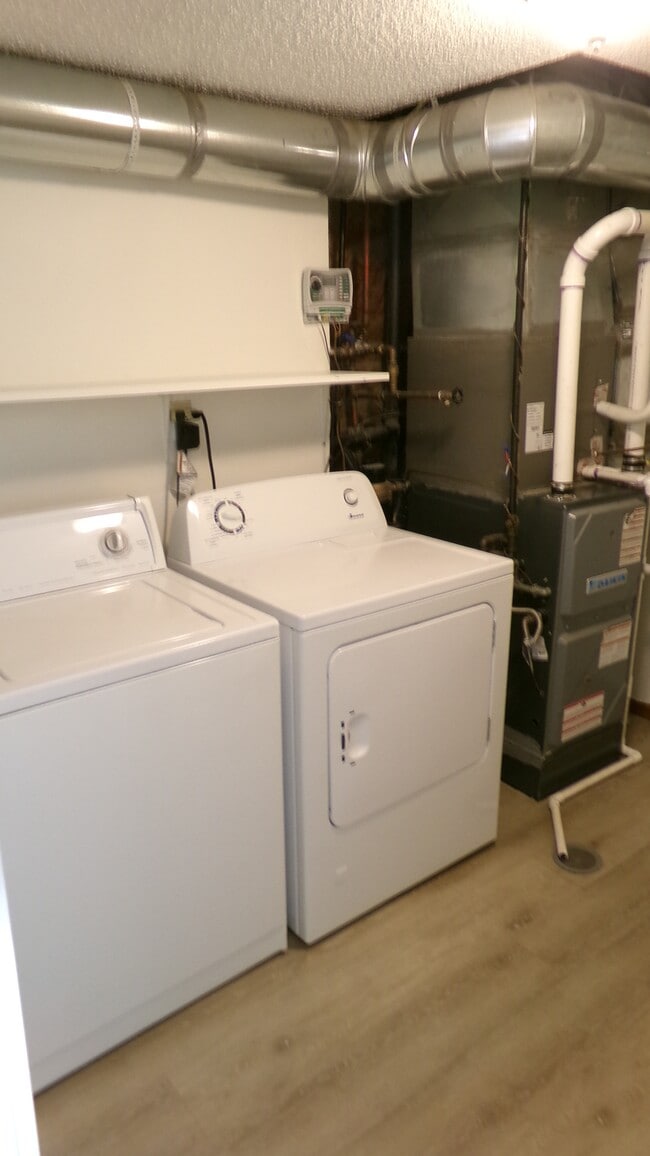 Building Photo - 924 Queens Ct