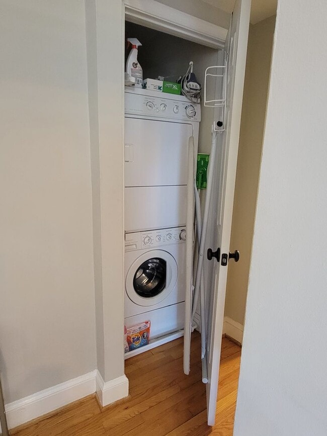 Building Photo - Fabulous, Furnished, Spacious 2BR with balcony in Alexandria