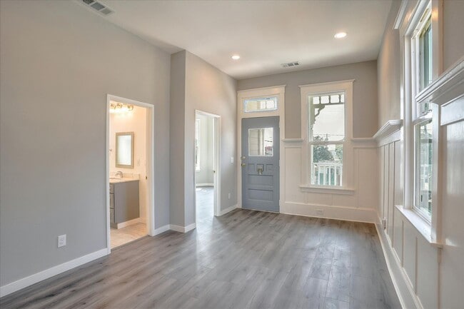 Building Photo - $1,500 MOVE IN SPECIAL!! 3 BED/2 BATH HOME UPPER UNIT AVAIABLE FOR RENT IN OAKLAND, CA!!!!