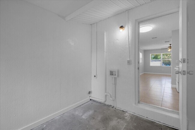 Building Photo - 284 Short St