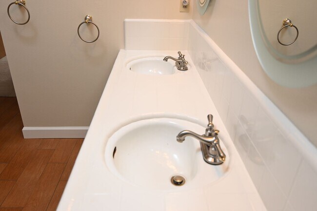 Building Photo - Prime Willow Glen, Just In Time for the Ho...
