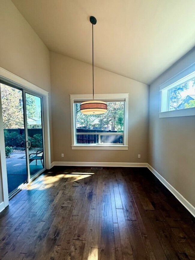 Building Photo - Luxury Home in Stonegate with Community Pool!
