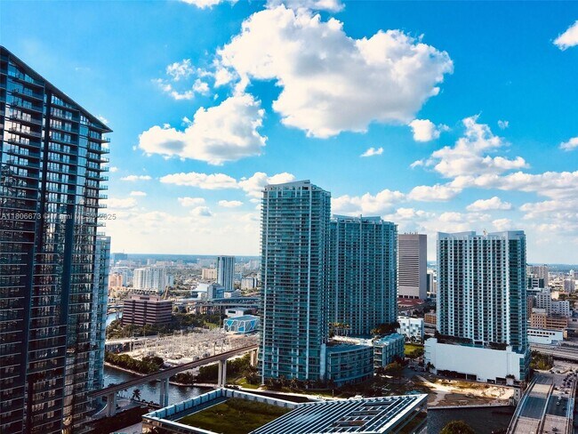Building Photo - 801 S Miami Ave