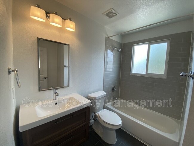 Building Photo - 9371 Bellaire Dr
