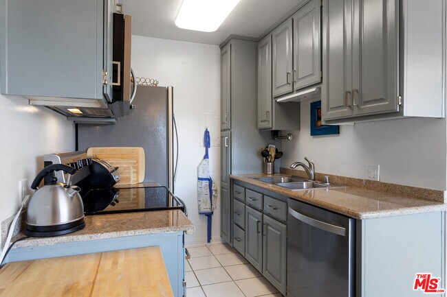 Building Photo - 2002 4th St