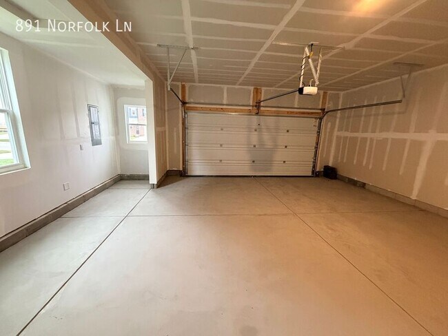 Building Photo - 891 Norfolk Ln