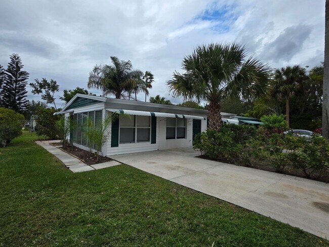 Building Photo - 2/1 VERO BEACH!