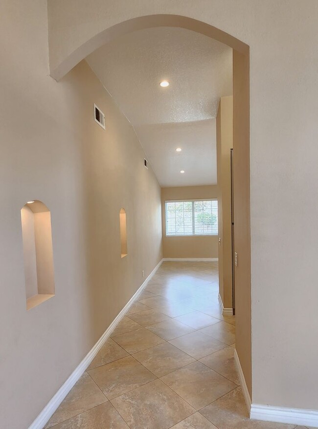 Building Photo - Irvine Single Story Remodeled 2 Bed, 2 Bat...