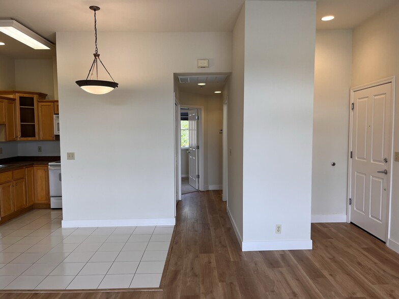 Building Photo - 654 N Santa Cruz Ave