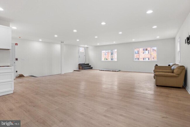 Building Photo - 819 11th Ave