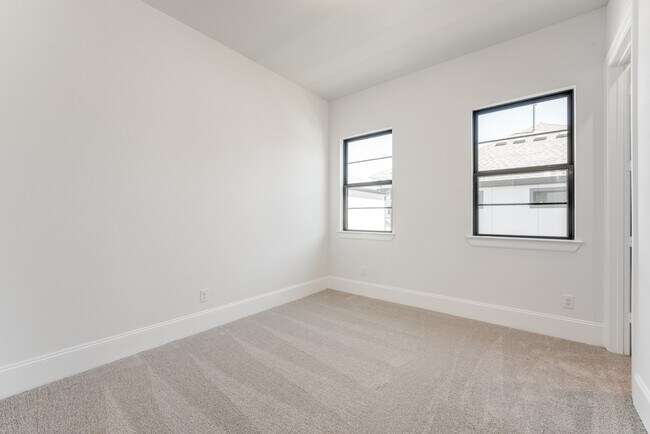 Building Photo - 12016 Royal Oaks Banner Wy