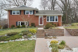 Building Photo - Silver Spring splendor with yard care INCL...