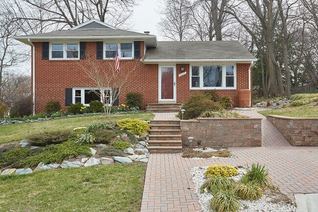 Primary Photo - Silver Spring splendor with yard care INCL...