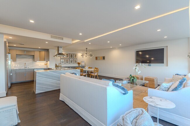 Building Photo - 2701 Westheimer Rd