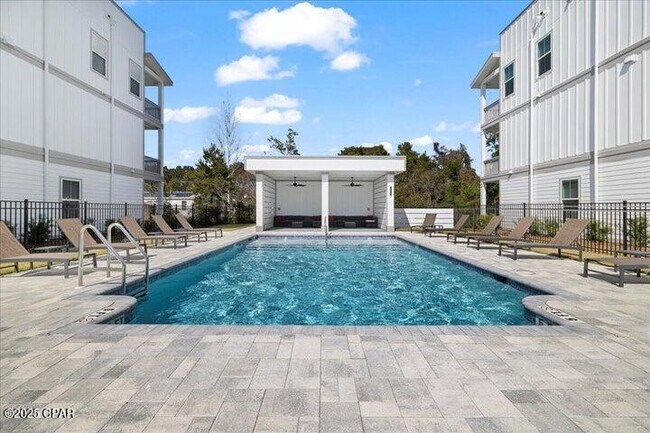 Building Photo - 15 E Queen Palm Dr
