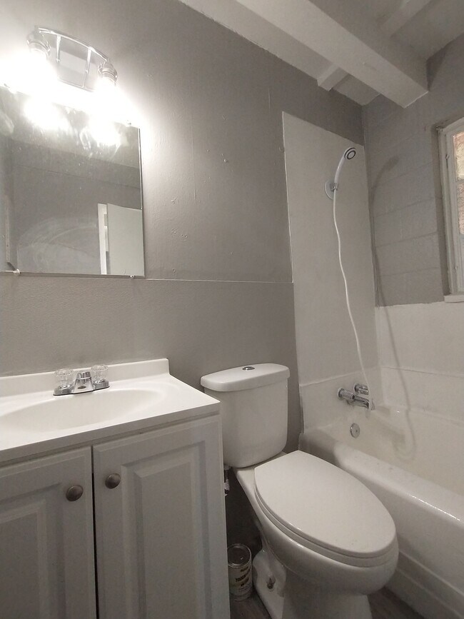 Building Photo - $575 - 1 bed 1 bath - Duplex located in th...