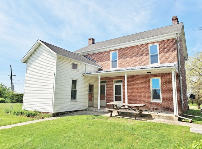 Building Photo - 3 Bed / 1-1/2 Bath Single Family w/2 Car G...