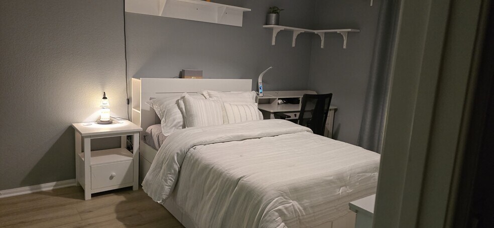 Building Photo - 395 Plaza Calimar