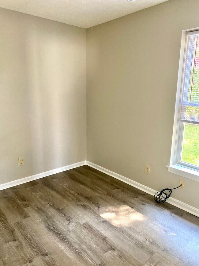 Building Photo - Remodeled 3 bedroom apartment in Portland - Section 8 accepted