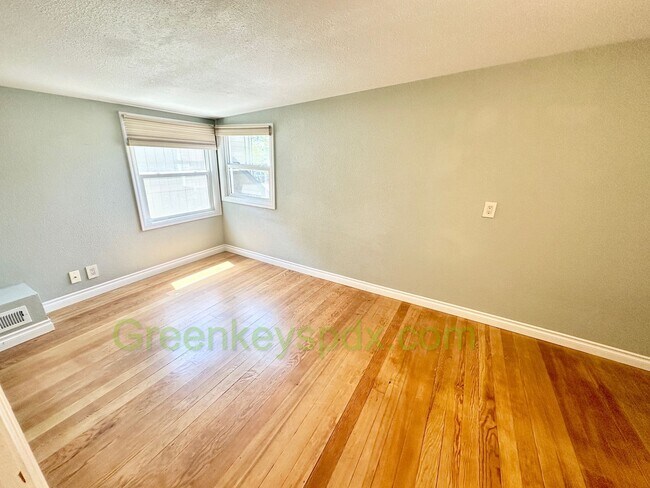 Building Photo - Huge 4 Bedroom 2 Bath House across from Rose City Golf Course