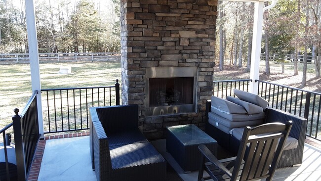 Building Photo - Country Estate Home in Ashland Area