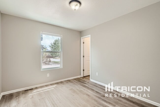 Building Photo - 12440 Village Cir