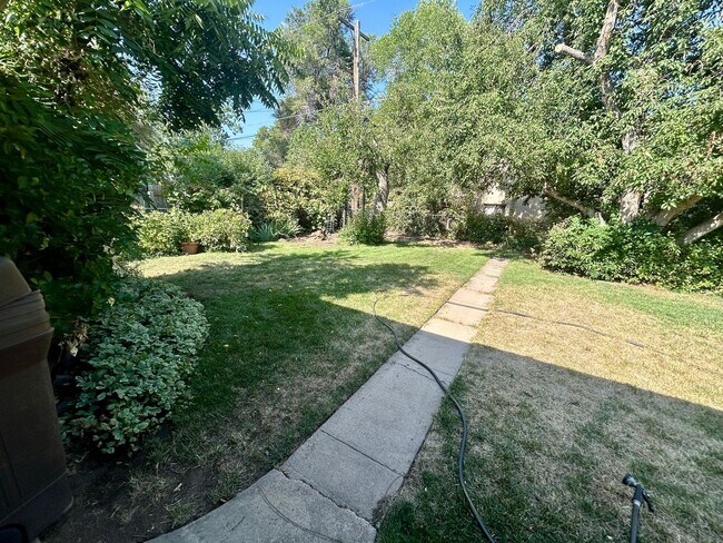 Building Photo - 4 Bedroom Ranch House - Prime Location Min...