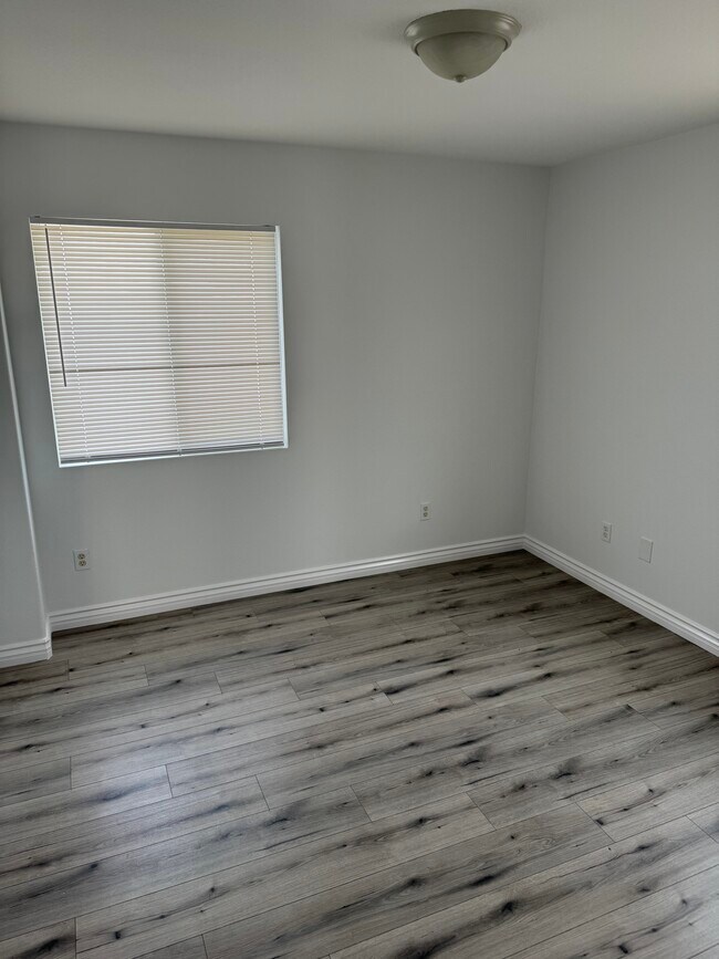 Building Photo - 1711 E 68th St